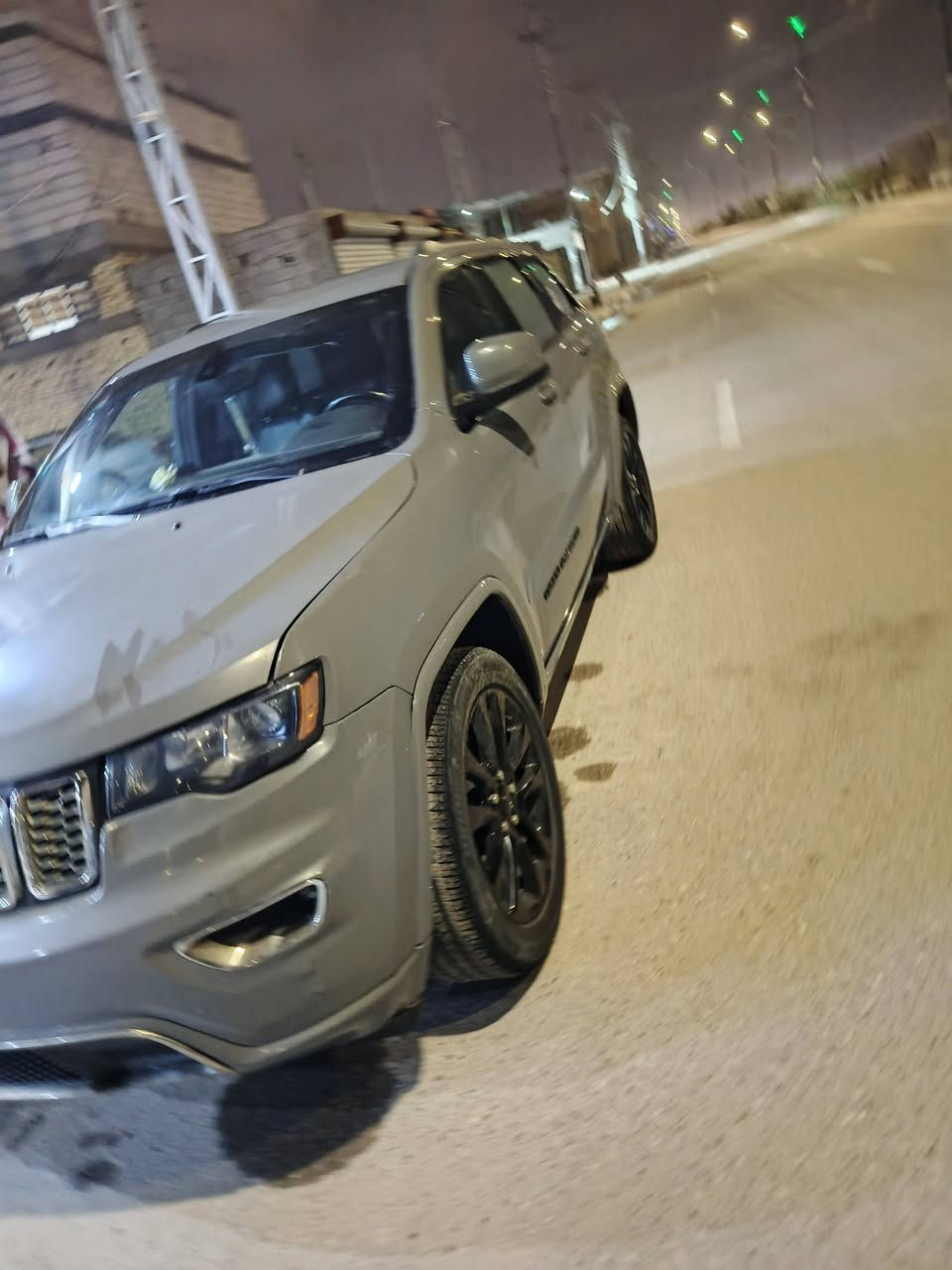 السلام عليكم جيب جراند شيروكي لون سنتي مديل 2021 وارد أمريكي سياره جاهزا من كلشي حادثه ماعده جاملغ الأيسر  والباب والبنيد بيه صبغ قليل تحويل ثاني يوم رقم بغداد مكاني بصره رقم  ***********
