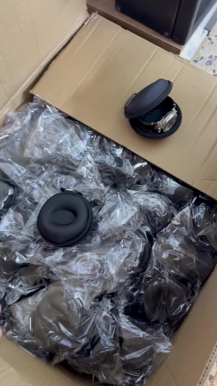 سلام عليكم وصلتني كمية كلش چبيرة من حقائب مال ساعات يدوية بداخلها سفنج من الجهتين تحافظ على الساعة من الكسر
اقل كمية ١٠ قطع عندي توصيل ٣ الف لجميع المحافظات 
عنواني بغداد - مدينة الصدر شارع الداخل قطاع ١٢ 
***********
