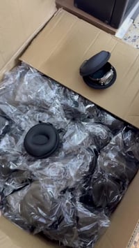 وصلتني كمية كلش چبيرة من حقائب مال ساعات يدوية بداخلها سفنج من الجهتين...