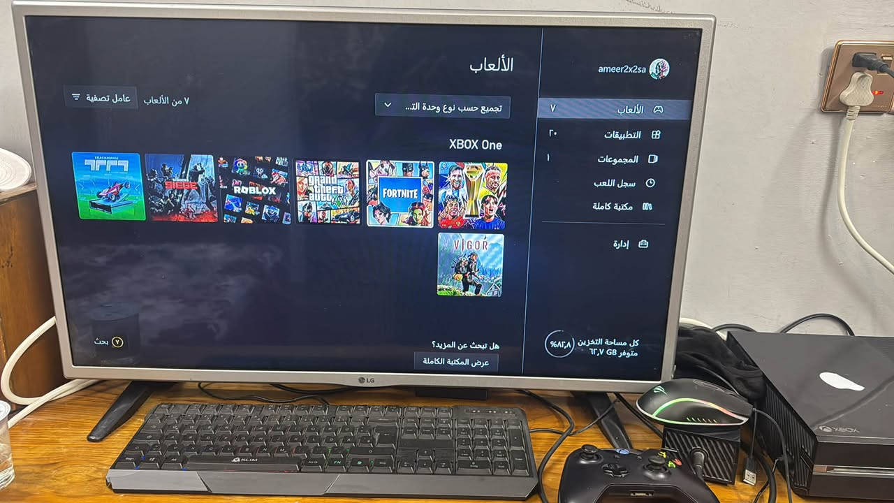 السلام عليكم ورحمه الله
متوفر اكسبوكس ون فات ذاكره 500 مامفتوح لك ستيكر جهاز كامل غراضه موجوده من عدا الكارتونه 
واليده بيها مشكله فقط الكيرات ثنيهن 
مكاني بغداد حي جهاد 
واتساب: ***********
