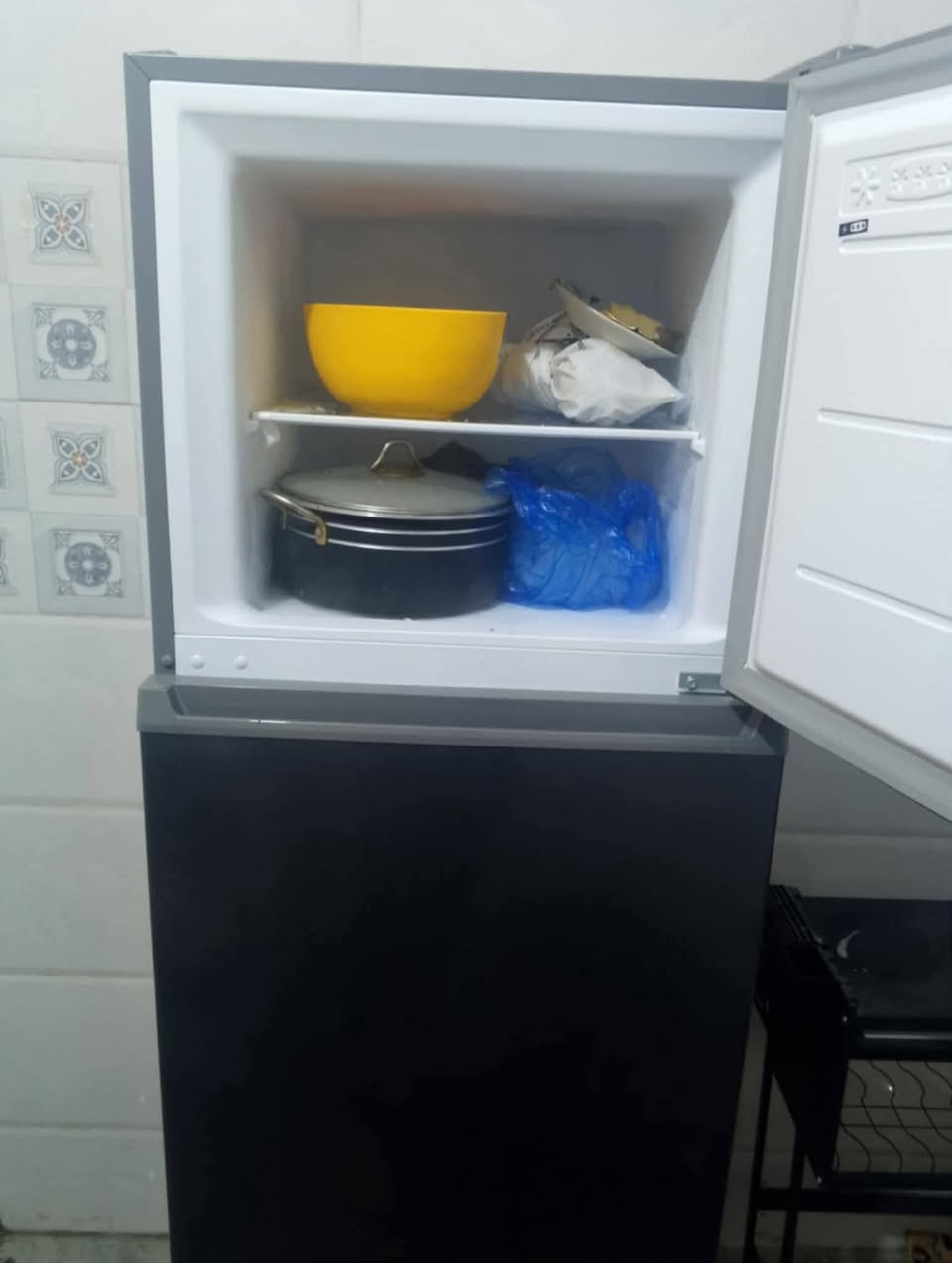 ثلاجه نضيفه للبيع سعر 70 ماعدي مازنجر بس ع ارقام وع واتساب فقط‏‪***********‬‏
