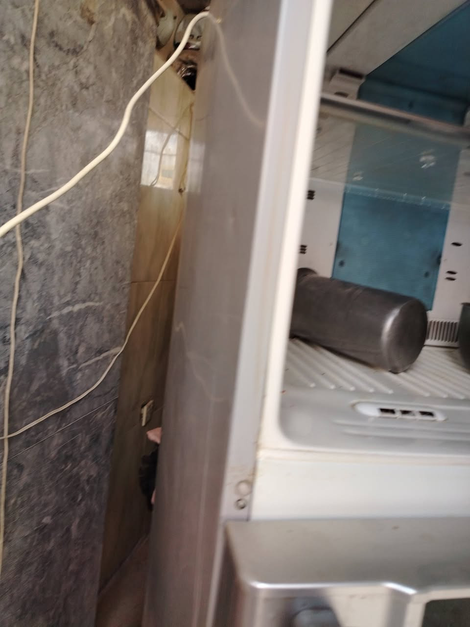 ثلاجه للبيع ٢٥٠ وبيه مجال انشاءالله بسيط الراغبين الاتصال *********** مستخدم كلش قليل نظيفه
