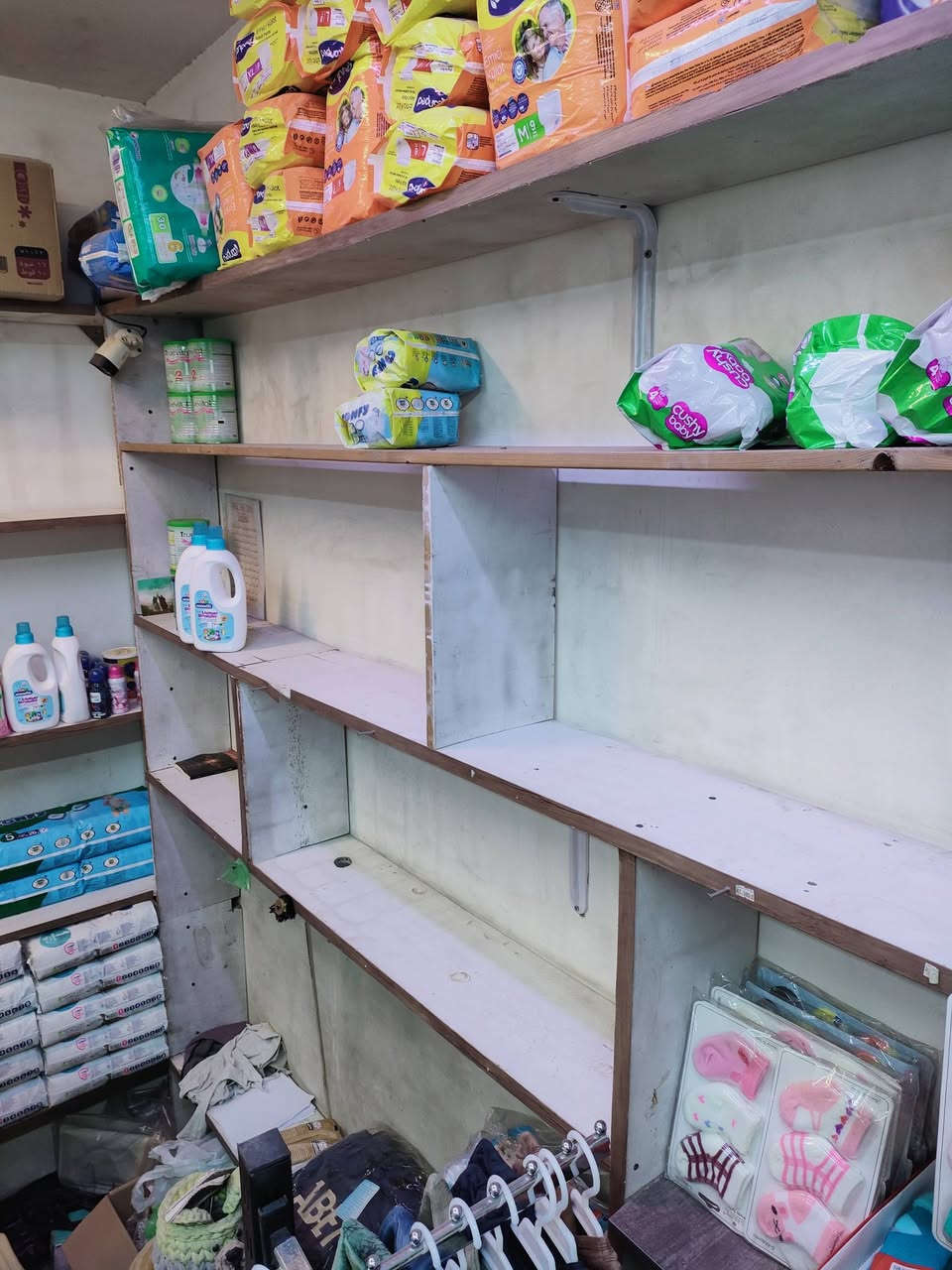 رفوف خشب أو جام خانة للبيع 
الرفوف ٣٠٠ ألف 
الجام خانة ٥٠٠ الف

الشعلة شارع المستشفى 
***********
