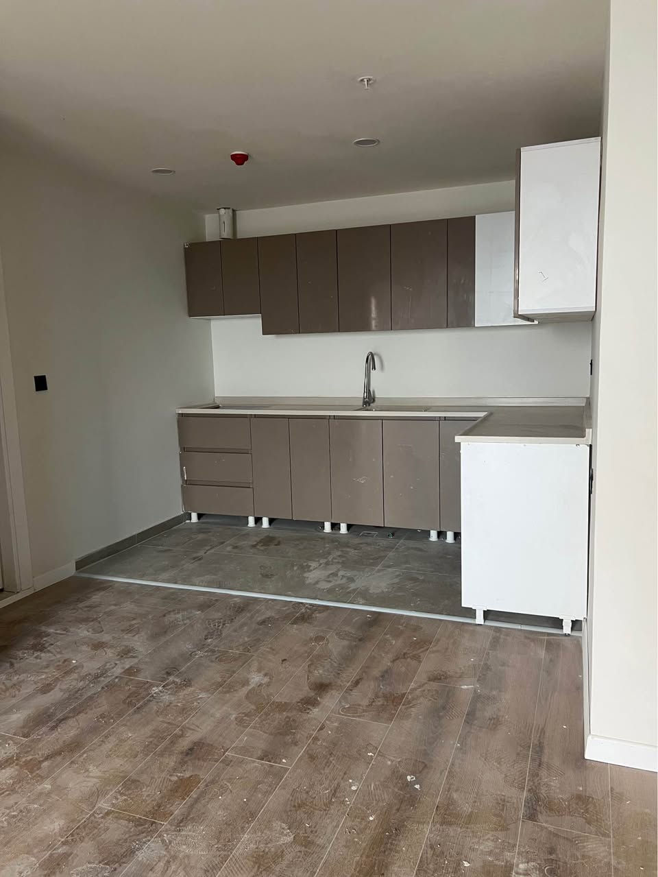 شقة للبيع في كرين وورلد تاور – أربيل
تدور على فخامة وراحة بنفس الوقت؟
#شقتك المثالية تنتظرك داخل كرين وورلد تاور، #المشروع اللي جمع بين التصميم العصري والموقع الذهبي ✨
#المواصفات:💎
• تتكون من : غرفة وصالة بتصميم أنيق وحديث
• مساحة: 84 م²
• السعر الكلي: 66,300$ - 6 دفاتر و63 ورقة
• دفعة أولى: 29,800$ 
• عند أستلام الشقة :  13,200$,- دفتر و32 ورقة والباقي #أقساط شهرية مريحة: 300$ فقط بالشهر 
📍#موقع استراتيجي في قلب أربيل، وخدمات فندقية راقية #تخليك تحس إنك تعيش داخل فندق خمس نجوم كل يوم 💫
🔥 لا تفوّت الفرصة – الأسعار تصعد كل يوم!
#احجز اليوم قبل لا تصعد #الأسعار وتضيع الفرصة من إيدك!👇🏼📞
( Call + WhatsApp + Viber )
0750-6364545
0770 4719566 
#كرين_وورلد #عقارات_أربيل
#كرين_وورلد #شقق_أربيل #استثمار_راقي #شقة_احلامك أربيل, العراق
