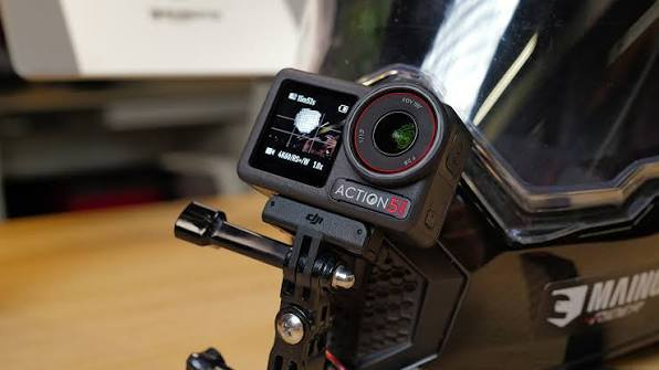 DJI Osmo Action 5 Pro (Adventure Combo) – القمة. 🎥🔥
الكاميرا مصممة لمن يعرف قيمتها في الميدان، سواء كنت على دراجة، في رحلة تخييم، أو تصنع محتوى احترافي.

المواصفات:
_ تصوير 4K بوضوح عالي.
_ شاشات OLED لمس من الأمام والخلف
_ ضد الماء لعمق 20 متر بدون كفر.
_ الأداء: أفضل حساس (Sensor) في فئتها لتصوير ليلي ونهاري.
_ الثبات: تقنية RockSteady تجعل التصوير وكأنك تستخدم مانع اهتزاز خارجي.
_ مدى ديناميكي (Dynamic Range) عالي يخلي الألوان حقيقية.
_ تتبع الوجوه والتركيز السريع جداً.
_ ميزة الجي بي أس (GPS) المدمجة لبيانات السرعة والمسار.
_ المحتويات: نسخة الكومبو الكاملة.
3 بطاريات 
حافظة الشحن
كيبل الشحن
 عصا سيلفي الاصلية 1.5 متر
درع حماية
 ملحقات التثبيت 

( الكاميرا جديدة بالكارتون وكاملة بكافة ملحقاتها )

📍 الموقع: [ الفلوجة ]
💰 السعر: [ 600 ] 
 للتواصل: [ خاص ]


**إذا كنت صاحب هذا الإعلان وتريد حذفه لأي سبب، رجاءا أرسل رسالة إلى الدعم الفني**