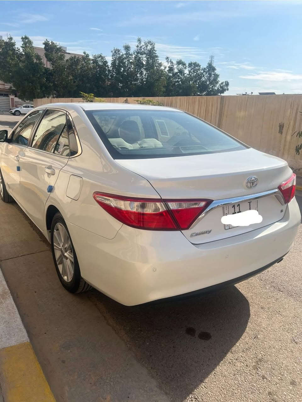 كامري 2016 خليجي رقم بغداد جديد ماشيه 97 مكفوله من الصبغ والضربه مواصفات عاديه تحكم ستيرن كروز سرعه قطعتين تبريد حساس 
مكانه فلوجه
السعر 177 بيه مجال
***********

