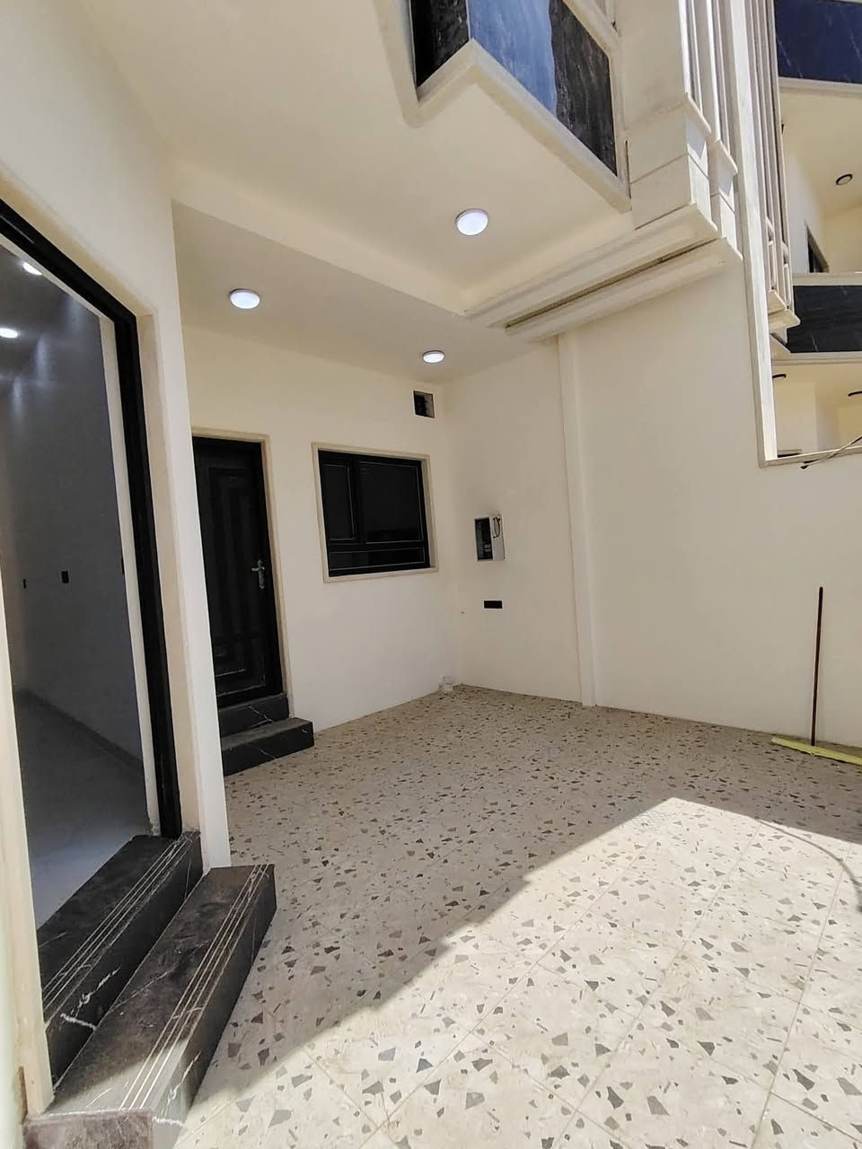 دار للبيع 

حي الملايين الأولى 

قرب جامع الصواف 

المساحة 160 م واجهة 8 م 

الدار طابقين 
الطابق الاول : غرفتين نوم وهول ومطبخ واستقبال وصحيات وكراج سيارة
الطابق الثاني : اربعة غرف نوم وهول وصحيات وبيتونة 

الدار بناء حديث فول مواصفات تسليم فوري 

سند زراعي بستان ملك صرف 
مع كرت بلدية تمليك 

خدمات كامله ماء  كهرباء شارع صبه 

للاستفسار أكثر اتصل على الأرقام 

***********
***********
