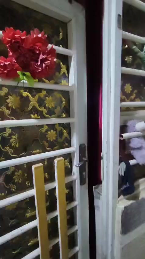 بيت للبيع. 100 متر طابقين مع الأثاث. يحتوي الطابق الاول ع استقبال +مطبخ+غرفه كبيره + صحيات داخليه خارجيه والبيت كله سقوف ثانويه 
الطابق الثاني يحتوي ع غرفتين كبار ونص سطح + فوكهن سطح كامل. العنوان الشبانات / طرشي عين التمر / فرع صمون ولي الله/ البيت سند 17 وبناء جديد وخير من الله. 
للأستفسار الاتصال على الواتساب 
غير متواجد ع الماسنجر فقط واتساب 
***********
