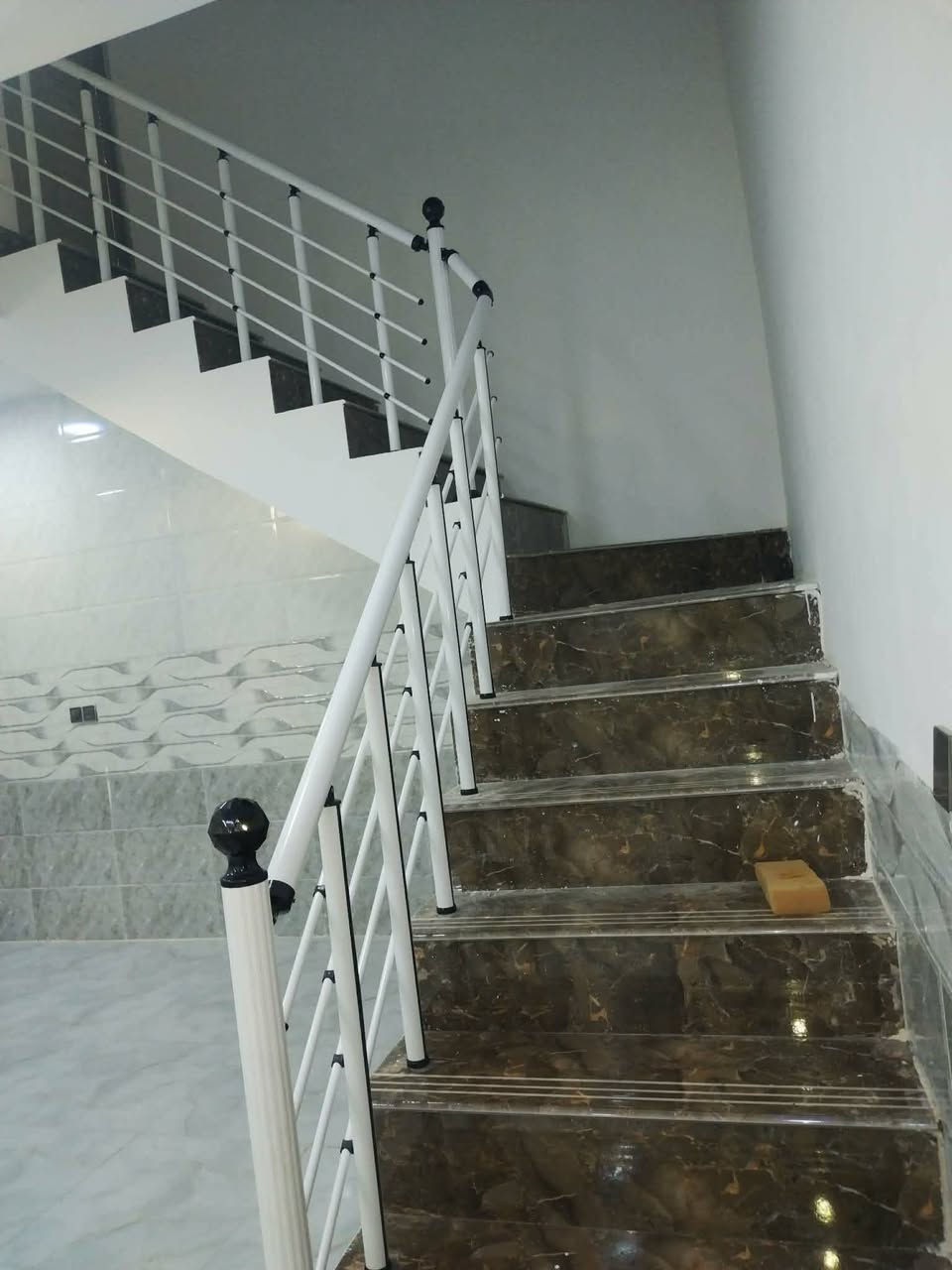 ياالله بيت للبيع 250متر بناء جديد صب كونكريت 

موقع البيت شارع المطار قرب شارع حاتم الخير 

يتكون من غرفتين وصاله وستقبال ومطبخ وصحيات داخليه وخارجيه وحديقه 
السعر 70وبي مجال 

البيت الساس صب كونكريت مسلح وسقف عكاده بناء بلوك 

عنوان المكتب ركن شارع حاتم الخير الغريري للوصاطه العقاريه 
الرقم ***********
