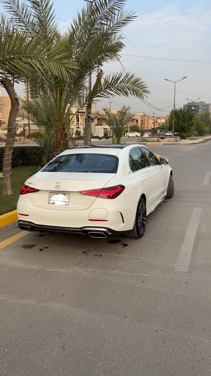 مرسيدس بنز  C350 EL 
موديل 2024
زيرووووو صفر 
رقم بغداد مميز
طراز هجين (Plug-in Hybrid) يجمع بين الأداء الرياضي والتكنولوجيا المتقدمة
ثلاث انظمة قيادة 
1️⃣ - بانزين 
2️⃣ - هايبرد 
3️⃣ - شحن كهربائي تمشيك 100 كيلو 
تختار النظام الي يعجبك 
السيارة فول الفول موصفات 

1- نظام القيادة الذاتية والمساعدة (ADAS) الرادار والكاميرات
2-  (DRIVE PILOT ) : يعتبر من أكثر أنظمة القيادة الذاتية من المستوى 3/4 تطوراً في العالم. في ظروف معينة (طرق سريعة مزدحمة)، يمكن للسائق تسليم القيادة الكاملة للسيارة وتشغيل قوانين أو مشاهدة فيلم.

3- نظام المساعدة على التوجيه الذكي (Active Steering Assist):** يحافظ على مسار السيارة في منتصف المسار، حتى في المنحنيات اللطيفة.

4- مساعد الحفاظ على المسار (Active Lane Keeping Assist): يكشف علامات المسارات ويتدخل بتوجيه عكسي لطيف إذا بدأت السيارة في الخروج عن المسار دون استخدام الإشارة.

5- مكابح الطوارئ الذكية مع (Active Emergency Stop Assist): تكشف المشاة والدراجات والسيارات، وإذا لم يستجب السائق، توقف السيارة تلقائيًا.

6- مساعد التكيف مع السرعة (Active Distance Assist DISTRONIC): تحكم تكيفي في السرعة يحافظ على مسافة آمنة عن السيارة التي أمامك، حتى في الزحام، ويتوقف ويعيد التحرك تلقائيًا.

7- مساعد تغيير المسار (Active Lane Change Assist): بمجرد تشغيل إشارة الاتجاه، تتأكد السيارة من أن المسار خالٍ وتنفذ تغيير المسار بسلاسة.

8- نظام التحذير من الاصطدام الأمامي (Front Collision Warning)

9- مساعد الخروج من المرآب الذكي (Remote Parking Assist): يمكن للسيارة أن تدخل أو تخرج من مكان ضيق (مرآب أو موقف) عن بُعد باستخدام تطبيق الهاتف الذكي، بدون وجود السائق داخلها.

10- رادار بعيد المدى (Long-Range Radar): للمسافات الطويلة على الطرق السريعة.

11- رادارات قصيرة المدى (Short-Range Radars): في الزوايا الأربع للسيارة للكشف عن العوائق أثناء المناورة وتغيير المسار.

12- أجهزة استشعار أولتراسونيك (Ultrasonic Sensors): للمسافات القصيرة جدًا أثناء الركن.

13- الشاشة ( MBUX Hyperscreen ): لوحة قيادة رقمية كاملة بشاشة كبيرة الحجم وشاشة مركزية ضخمة 

14- نظام MBUX (Mercedes-Benz User Experience): نظام الوسائط المتعددة الأكثر ذكاءً، يتعرف على الكلام الطبيعي ("مرحبا مرسيدس، أشعر بالبرودة" أو "اضبط الإضاءة على اللون الأزرق").

15- مقاعد أمامية ذات تحكم كهربائي ذاكرة  وتهوية وتسخين 

16- التحكم بالمناخ الذكي من 4 مناطق (4-Zone THERMATIC): حيث يمكن لكل راكب ضبط درجة الحرارة والتدفئة والتهوية حسب رغبته.

17- الإضاءة البيئية AMBIENT LIGHTING:مع 64 لونًا لتختار منهم، وإعدادات إضاءة متحركة ومتعددة.

18- سقف بانورامي كهربائي (Panoramic Sliding Sunroof)

19- فتح وإغلاق وإقلاع السيارة بدون مفتاح (Keyless-Go) 

20- شحن لاسلكي للهواتف الذكية 

21- نظام المساعدة على الكبح (BAS)

22- نظام منع انغلاق المكابح (ABS)

23- نظام صوتي عالي الجودة من Burmester مع 15 مكبر صوت.
 
24- دعم كامل لتكامل الهواتف الذكية عبر Apple CarPlay وAndroid Auto

اقتصادية و صديقة للبيئة : بسبب محركها الهجين الذي يمنحها مدى كهربائي طويل.
قوية ورياضية : بأداء هجين يوفر عزم دوران فوري وقوي

للاستفسار : 

***********
بغداد
