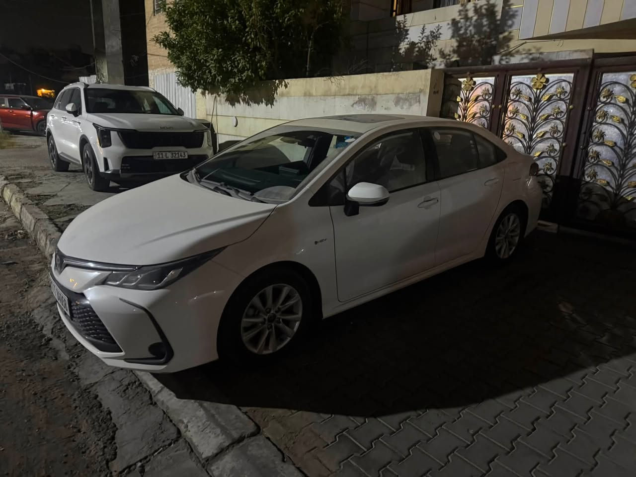 السلام عليكم 
كورلا HEV 2025
رقم بغداد الجديد مرقم وجاهز
فول مواصفات عده الكرسي الكهرباء 
بيها جاملغ تبديل عكس السايق وبارد بحافه الباب 
والباقي سياره جديدة بل كارتون
ماشيه 7,000 km
السعر 15,400$
بيها مجال بسيط 
مكان السيارة بغداد الكرخ
*********** حسين الخزعلي

