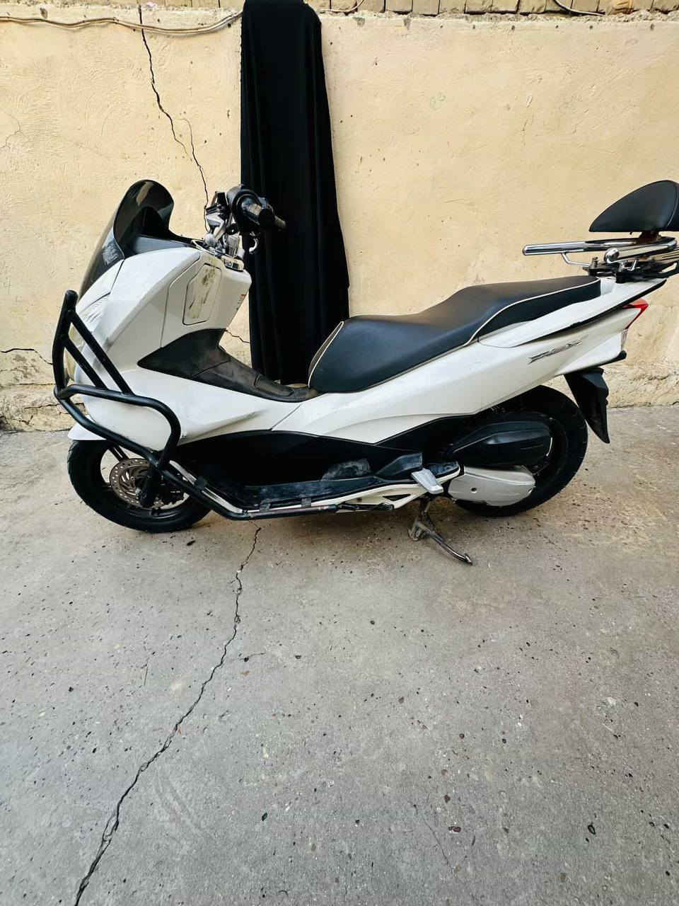 السلام عليكم
دراجه بي سي اكس جيل الثاني ياباني مكفوله من كلشي 
مكينه 150  مكان الحريه ساحه عدن اي استفسار اتصل وتدلل ***********
