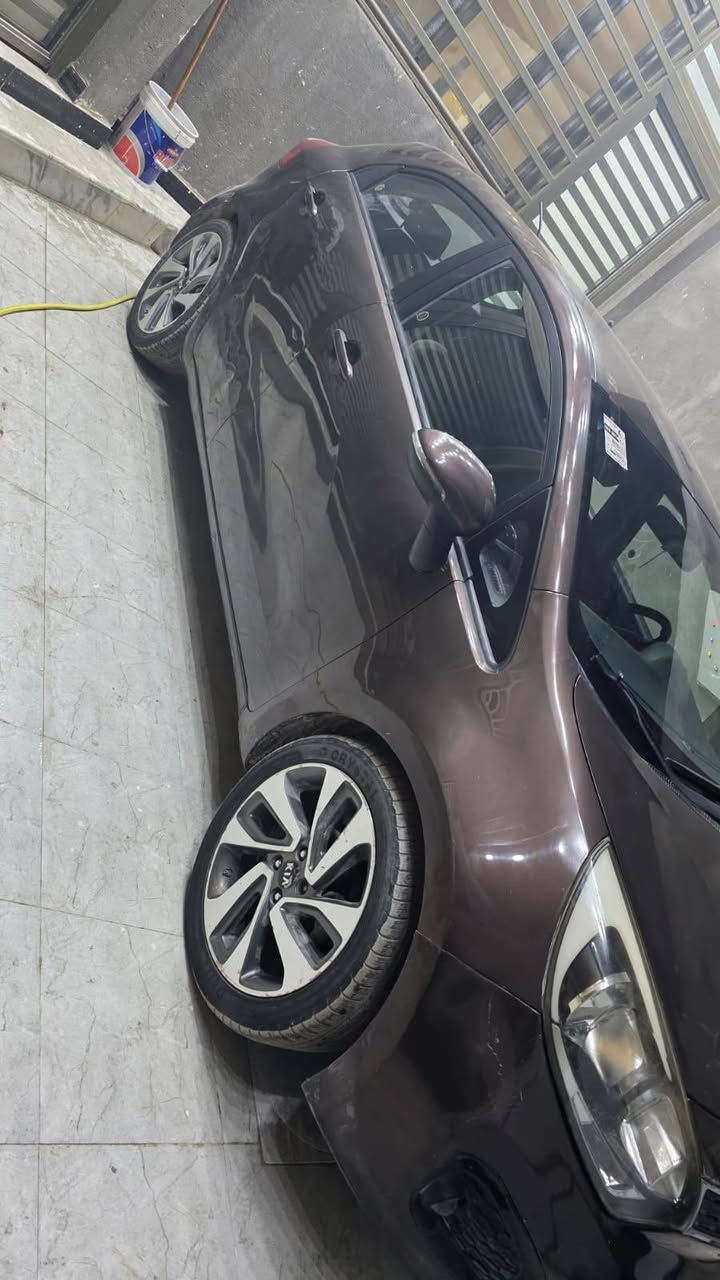 سلام عليكم 
ريو هاشباك مديل 2015 لون بني جوزي سيارة حلوة ومرتبة مكينه كير مكفولات حداديه بحال جيدة رقمها بصرة بأسمي تحويل ثاني يوم بيها بارد بالباب الخلفي جهة اليمين والباقي مكفول العنوان البصرة ابي الخصيب السعر ٨٥ وبيها مجال
***********
