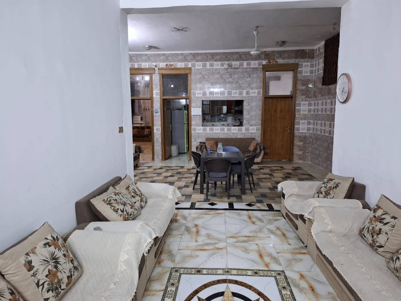 بيت المساحه ٥٠٠ متر البناء ٣٠٠ الحديقه ٢٠٠ 

طابوزراعي  سند ٢٥  مفرود مداور مباشر بسم المشتري 

العنوان

 كربلاء قرب فندق البارون. عامود 105 

بناء حديث كونكريت مسلح 

يتكون من

 ٣ غرف نوم حمامات داخليه وخارجيه صاله مطبخ حار بارد صاله استقبال ضيوف  

للاستفسار الاتصال على الرقم 

***********
