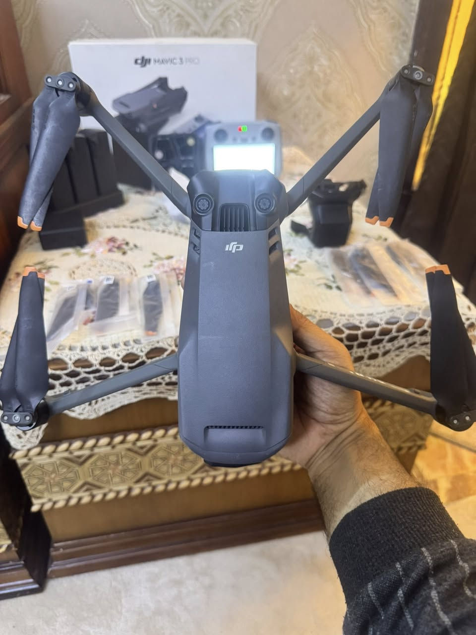 السلام عليكم ورحمة الله وبركاته
يتوفر الدرون العملاق dji MAVIC 3 PRO 
كامل الملحقات نظيف جدا جدا جدا مستخدم ٢،٨٨ ساعة فقط 
نظام الحجز بدون عربون ويتوفر توصيل 
مكاني بغداد حي الجهاد 
للحجز او الاستفسار مراسلة ماسنجر او واتس اب على الرقم ***********

