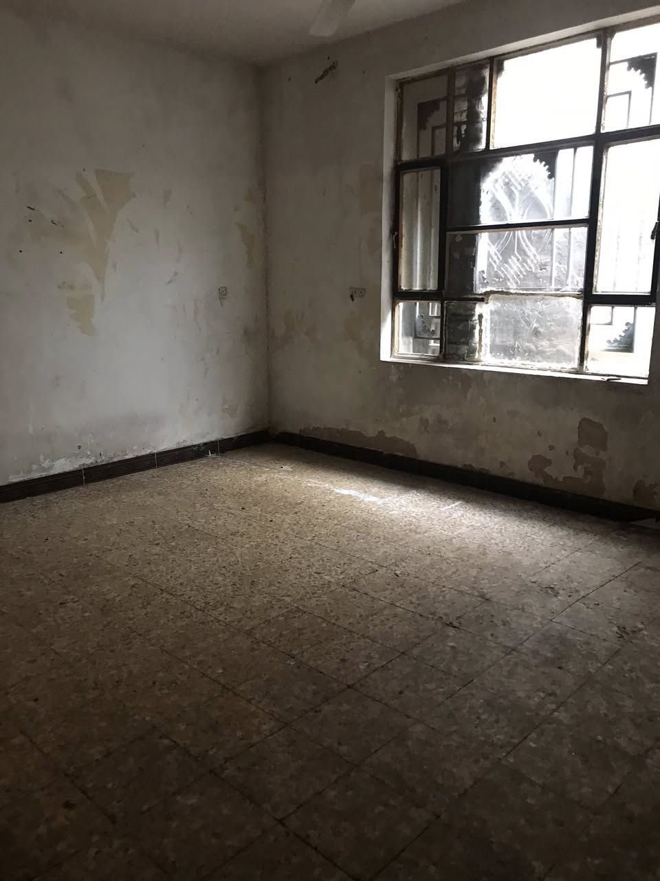 السلام عليكم دار للأيجار  كماليه شارع المصرف مساحته ١٢٥م  عالي عن الشارع يحتوي على كراج استقبال صاله غرفة نوم وخدمات والثاني غرفة نوم وصاله الايجار ٤٠٠الف المراجعه مع مكتب دلالية ابو فراس العتابي *********** وابو محمد الشمري ***********🌹🌹🌹🌹
