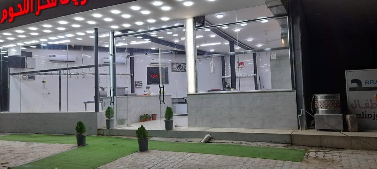 فرصة استثمارية مميزة للباحثين عن موقع تجاري جاهز في قلب مدينة الديوانية بسبب عدم التفرغ لإدارة المحل.

الموقع:
شارع الوكفة مقابل مديرية الموارد المائية، موقع استراتيجي حيوي يتميز بكثافة مرورية عالية وحركة مستمرة تصلح لأي مشروع.

التفاصيل المهمة:
المحل مدفوع الإيجار مقدماً لمدة سنة كاملة. مجهز بثلاثة سبالت ومنظومة كهربائية وتجهيز مائي متكامل، بالإضافة إلى منظومة كاميرات مراقبة ومرافق صحية بنظام تواليت غربي. يتوفر في الموقع مولدة برنجرز بسعر مستقل يتم الاتفاق عليه بشكل منفصل.

للتواصل يرجى الاتصال على الرقم ***********.
