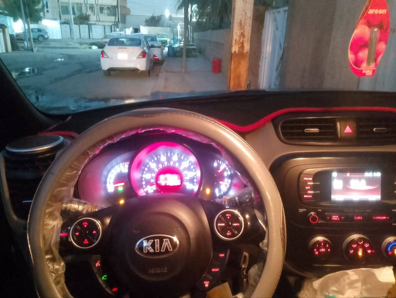 سلام عليكم 
كيا صول موديل 2015 وارد أمريكي رقم بغداد بسمي رقم انكليزي مكان السيارة بغداد السعر 110 وبية مجال قليل رقم تلفوني ***********
