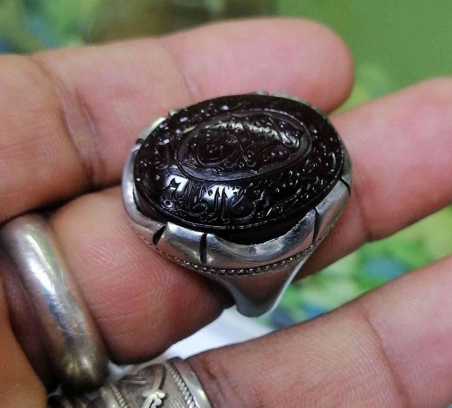 دومآ نريد أن تنال اعجابكم فيما ننشر من احجار نادره وجميله نقدم لكم جوهره من العقيق اليماني نخب اول لون زبيبي خطت بانامل الاستاذ ((اكبري)) يمتاز بصياغه البحرانيه القديمه للبيع على الخاص اوالاتصال على الرقم التالي ***********
