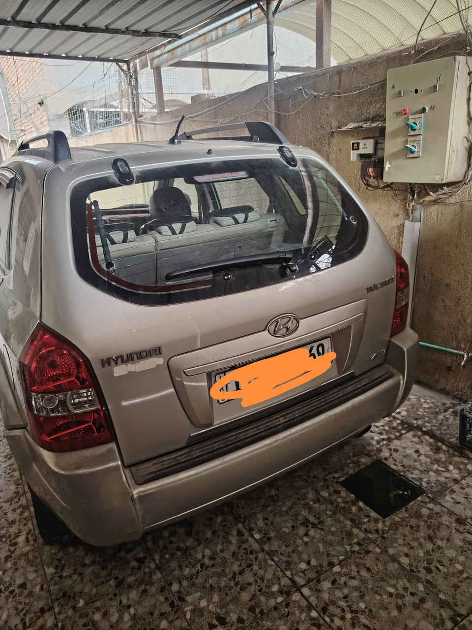 السلام عليكم توسان٢٠٠٩خليجي للبيع  السعر ١٢٥ $  
رقم انكليزي مكفولة،،، بس بيهة طخة على كد شبر بجهت اليمين العنوان بغداد الزعفرانية،، ***********
