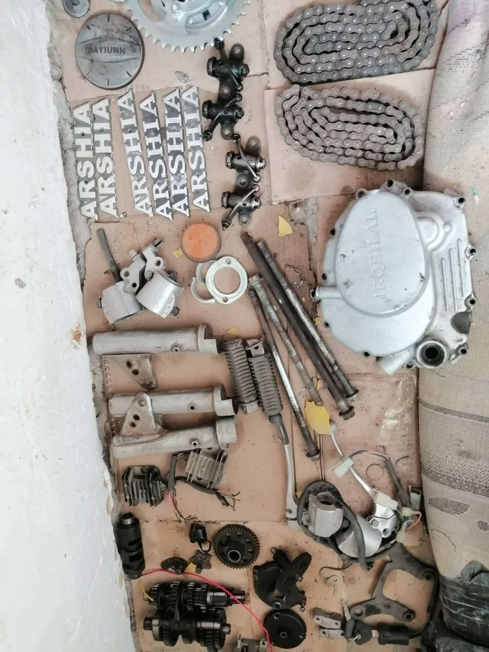 سلام عليكم غراض دايوان وأربعه كير للبيع مكاني كربلاء *********** توصيل داخل كربلاء فقط ٢٠٠٠ او ٣٠٠٠..تحياتي..
١_كلجات دايوان رياضي ٦براغي جدد شلعه ومعدل طيران. وياهن الفلاوين لازم. 
٢_كابريتر جديده اصليه . كابريتر مستعمله يردلها تقسيم هوه 
٣_كوبلن دايوان عظم جديد.
٤_راسطه اذاين دايوان عظم.
٥_جوزه دايوان عظم اصليه. جوزه نمر عظم نفخ.
٦_دشالي زنجيل نفخ عظم. زنجيل نفخ عظم.
٧_قبق كلجات أربعه كير. كير اصلي. اذاين. علايم. دوسه بريك خلفي. وبعد نواعم موجودات بالصور بس
