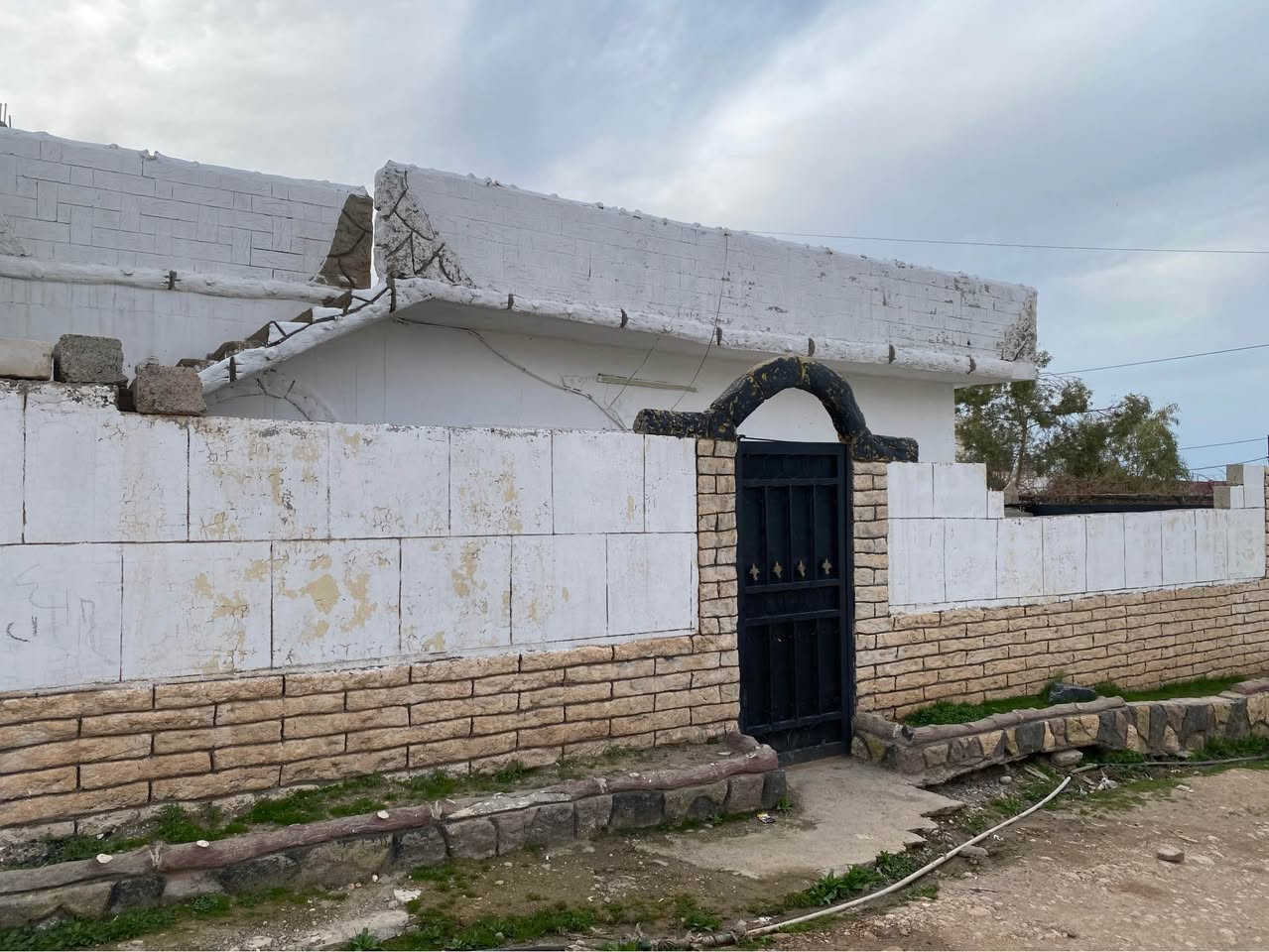 خانو بۆ فرۆشتن ١٥٠متر روکن نزیک مزگەوت و مەکتەب کاملە ئاوو کارەبای هەیە شوێن شارۆچکەی بلاغ سەر رێگای مسیف سعر ١٩٥ ورقە و مجال *********** *********** واتساپ ڤایبر 

منزل بیع ١٥٠ متر رکن مقابل جامع و مدرسە کامل مسفات ماء کارەبایات اکو عنوان اربیل قریە بلاغ تریق مسیف بنزبت سعر ١٩٥ ورقە مجال *********** ***********  واتساب ڤایبر أربيل, العراق
