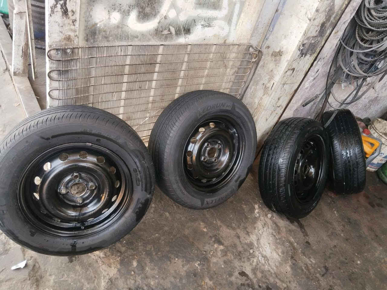 🟥🟥  سلام عليكم تخم تايرات وويالة نضيفات مابيهن شي 
مكان نجف حي العسكري قرب اسواق ادم سعرهن 150 وبيهن مجال حك الجية # مكلف بالنشر# رقم صاحبهن. ***********. للاتصال علة هذة رقم وبي واتساب تفاصيل اكثر اتصل. حجم 14 مال افيو 🟥🟥
