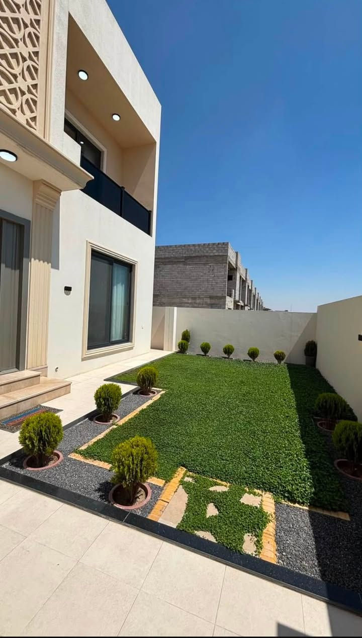 عروض مميزة دور سكنية للبيع داخل مجمع فلل أسوار البرج العاجي

امتلك دارك الآن بنظام أقساط مريح وبضمان المصرف العقاري!

المجمع حديث – آمن – مخدّم بالكامل – وبموقع استراتيجي في الجانب الأيمن من الموصل قرب دورة بغداد.

مواصفات الدور 🏡

 • المساحة: 200 متر

 • طابقين – ملك صرف

 • داخل مجمع فلل متكامل الخدمات
 •دار جاهز للسكن استلام فوري 

 • تصميم حديث + خصوصية عالية

نظام الأقساط للموظفين والمنتسبين

مقدمة فقط: 95مليون د.ع

125 مليون تُستقطع عن طريق المصرف العقاري

 • مدة السداد: 20 سنة

 • القسط الشهري: 548,000 الف دينار 

يتم التسجيل عبر أحد الخيارات التالية:

 1 - موظف راتبه يتجاوز 1,100,000 الف دينار

 2 - أو كفيل راتبه يتجاوز 1,100,000 الف دينار

 3 أو كفيلين مجموع رواتبهم 1,100,000 الف دينار

الموقع 📍

الموصل – الجانب الأيمن – قرب دورة بغداد

للحجز والاستفسار 
***********'.غيث
