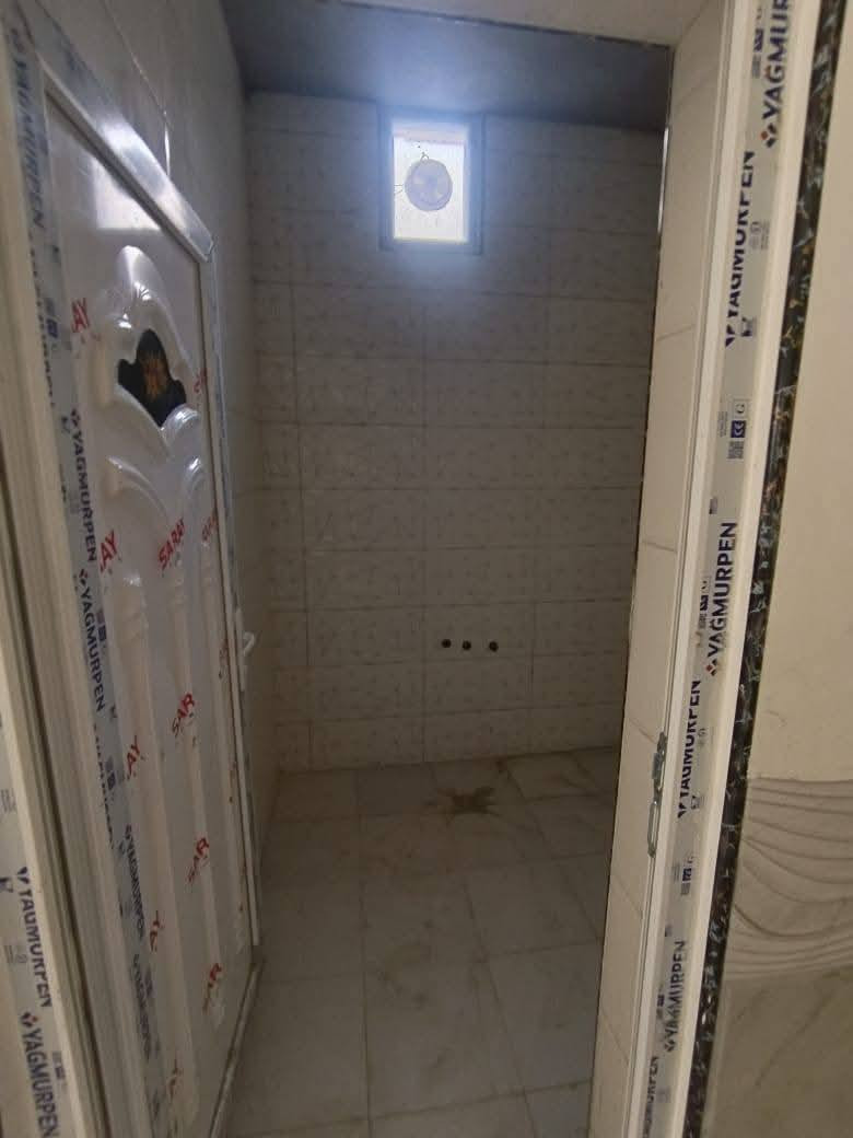 🏡بيت البيع -حي الجامعة-امام مجمع حجي هندي-ركن
.
❗️موقع:الديوانية/ حي الجامعه/امام مجمع حجي هندي
❗️البيت عله الشارع الرئيسي-واجهة على الشارع التجاري
مباشرة

✨تفاصيل العقار:
🔹مساحة:200متر واجهة 10 نزال 20
🔹يتكون من طابق واحد
🔹ركن عله شارعين

🔸الطابق الاول يحتوي على:
•غرفتين نوم بس اساس
•صاله
•برّاني(مجلس استقبال)
•مطبخ
•مجموعه صحيه داخليه
•مجموعه صحيه خارجيه
•منور واسط البيت لتهوية وإضاءة طبيعية ممتازه

✅البيت طابو زراعي سند 25 وبيه كتاب تطويب عن قريب يصير طابو صرف
✅وجهة على شارع تجاري
✅قريب من الخدمات ولأسواق ول المدارس
السعر 🔥خاص🔥
***********/***********
