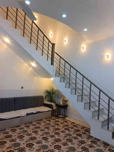 المساحة: 120 م– الواجهة: 5.5 م – النزال: 22 م

البناء: طابقين كونكريت مسلح، درجة أولى

 المواصفات:

• استقبال

• مطبخ مفتوح على الصالة

• غرفة نوم

• صحيات داخلية وخارجية

• الطابق الثاني: صالة كبيرة + غرفة + صحيات

 الموقع: حي الجامعة، قريب جداً من الطابو، 

قرب جامع أصحاب الكساء 

الإتصال على الارقام 

***********

***********

 للاستفسار اكثر مراجعة مكتب الساقي للعقار حي الجامعه مقابل عامود 588 مجاور اسواق السنبله
