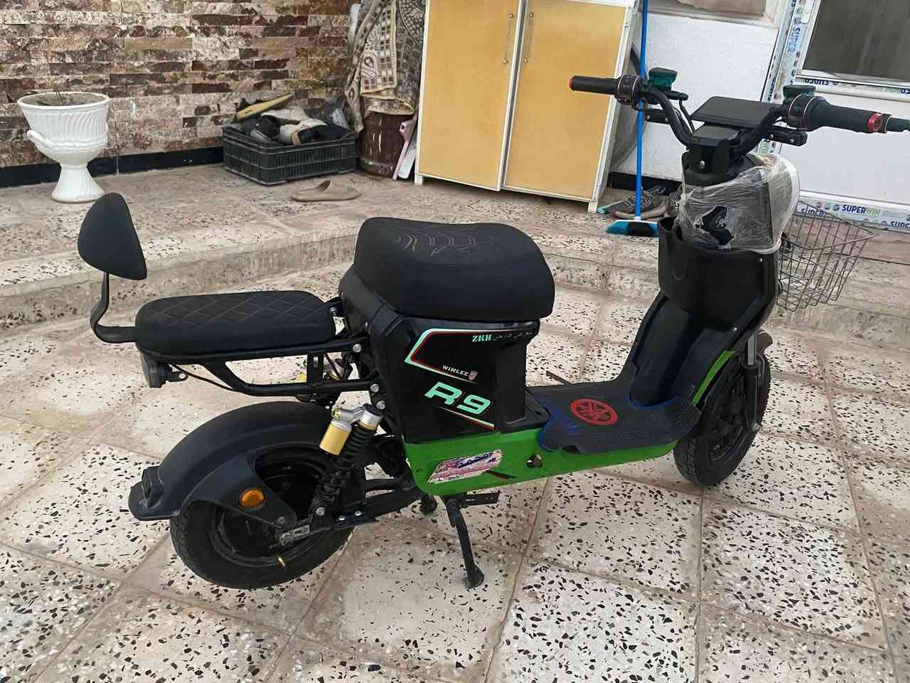 دراجة R9 للبيع  نظافة ٩٠٪ بطاريات ليثيوم جدد ونشيطة حيل بصمة تشغيل عن بعد وقفل امان زوج بايدرات وسلة اصلية
بسعر ٤٢٥ وبيها مجال مكاني الحر
***********
