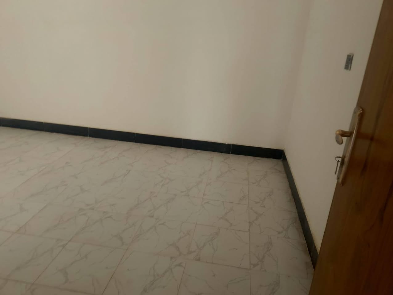 السلام عليكم... دار حديث للبيع المساحه 70م زراعي إقرار محكمه بناء طابوك جمهوري صب كونكريت يتكون من غرفة نوم استقبال مطبخ كلدور صحيات داخلي وخارجي العنوان كوفه حي ميسان قرب سكلة الكرعاوي شارع الزوار  ..البيت بناء حديث و ما مسكون..
 ....للاستفسار واتساب أو الإتصال على الرقم.....*********** أو ***********
