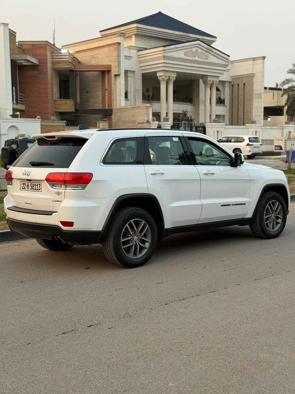 السلام عليكم للبيع جيب لاريدو 2017 وارد امريكي حادث خشم البنيد وخشم الجاملغ فقط كارت مسحوب شي قليل بدون تبديل وبدون صبغ سياره جديده وجاهزه من كلشي  رقم وسنويه جديد ايرباك طاك وراجع سستم / مواصفات مكينه 6 سلندر / شاشه صغيره كامره/ لايت علي ناصي زنون/ لد امامي وخلفي / تحكمات / توقيف ذاتي / وبعد بيه مواصفات ممذكوره السعر 208 وبيه شي بسيط مكاني بغداد صور الحادث مرفقه مع السونار   ***********
