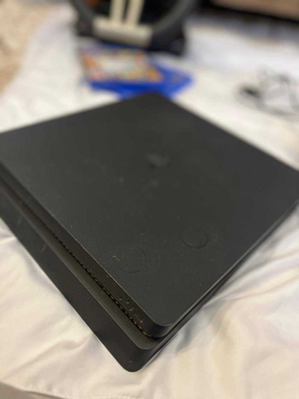 السلام عليكم
بلا ستيشن فور 
مع 2 جوستك 
واقراص العاب 2 
دركسون كامل 
للبيع لسعرر خاص 
*********** ❤️‍🔥👋🏽
