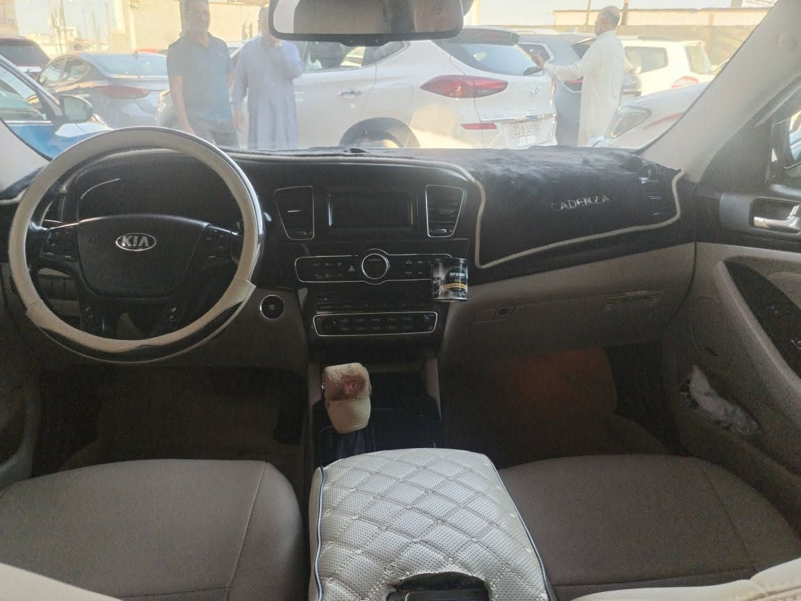 للبيع كيا كادنزا٢٠١٤ خليجي فول موصفات للاخير مكفوله كفاله عامه بدون صبغ بدون تبديل والسونار ويه الصور رقم بغداد باسمي تحويل ثاني يوم سيارة احله من الصور كير ومحرك وكهربائيات وصدر وتبريد وتدفئه كله مكفول مواصفات الكادنزا الفول معروفه مكان السياره الرمادي السعر ١٦٠ وبيها مجال للاستفسار الاتصال على***********

