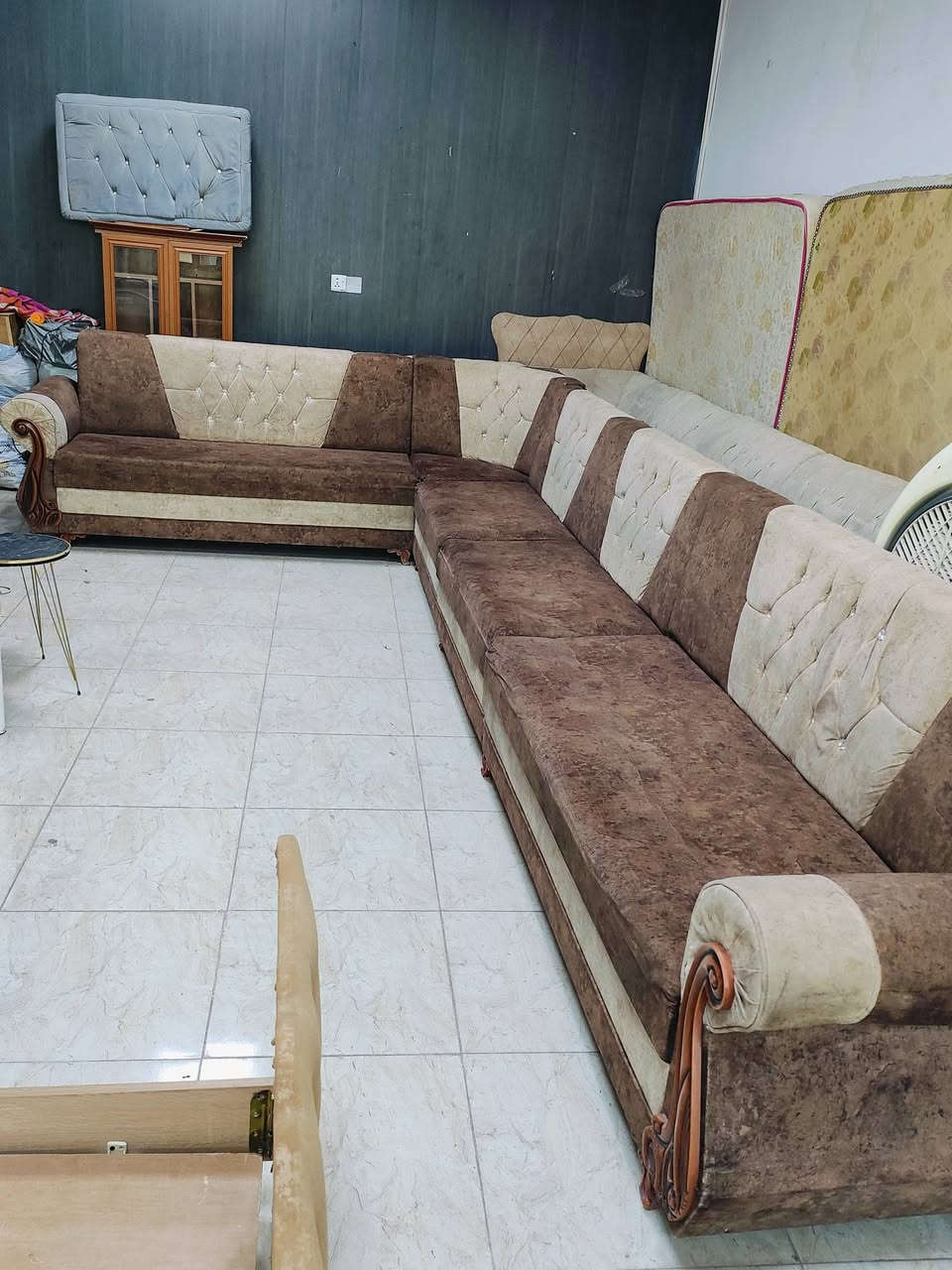 السلام عليكم ديوان 7 امتار 10مقاعد سفنجه لوك مابي اي عيب  نضيف لوك تفصال مو سوگي خشب ثقيل للبيع سعر 140 وبي مجال مكاني كركوك كوباني اتصال على الرقم( *********** ) #معرض الياقوت للأثاث والمواد المنزلية
