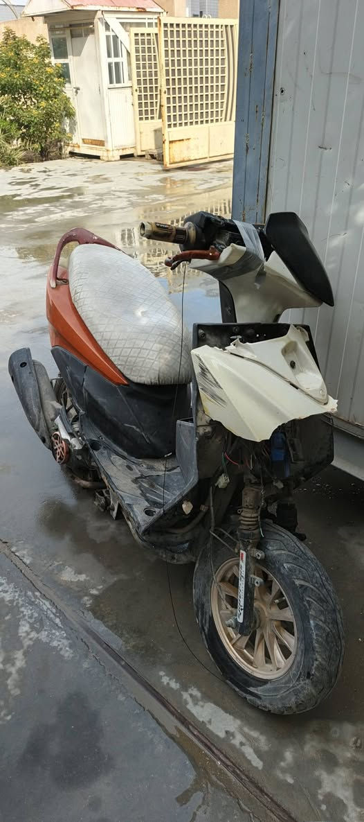 دراجة كلشي مناقصها غير كفر
سلف شغال 
هورن شغال 
محرك توب 
شلعة حلوة بس كفر لأن جانت متروكة 
الرقم ***********
