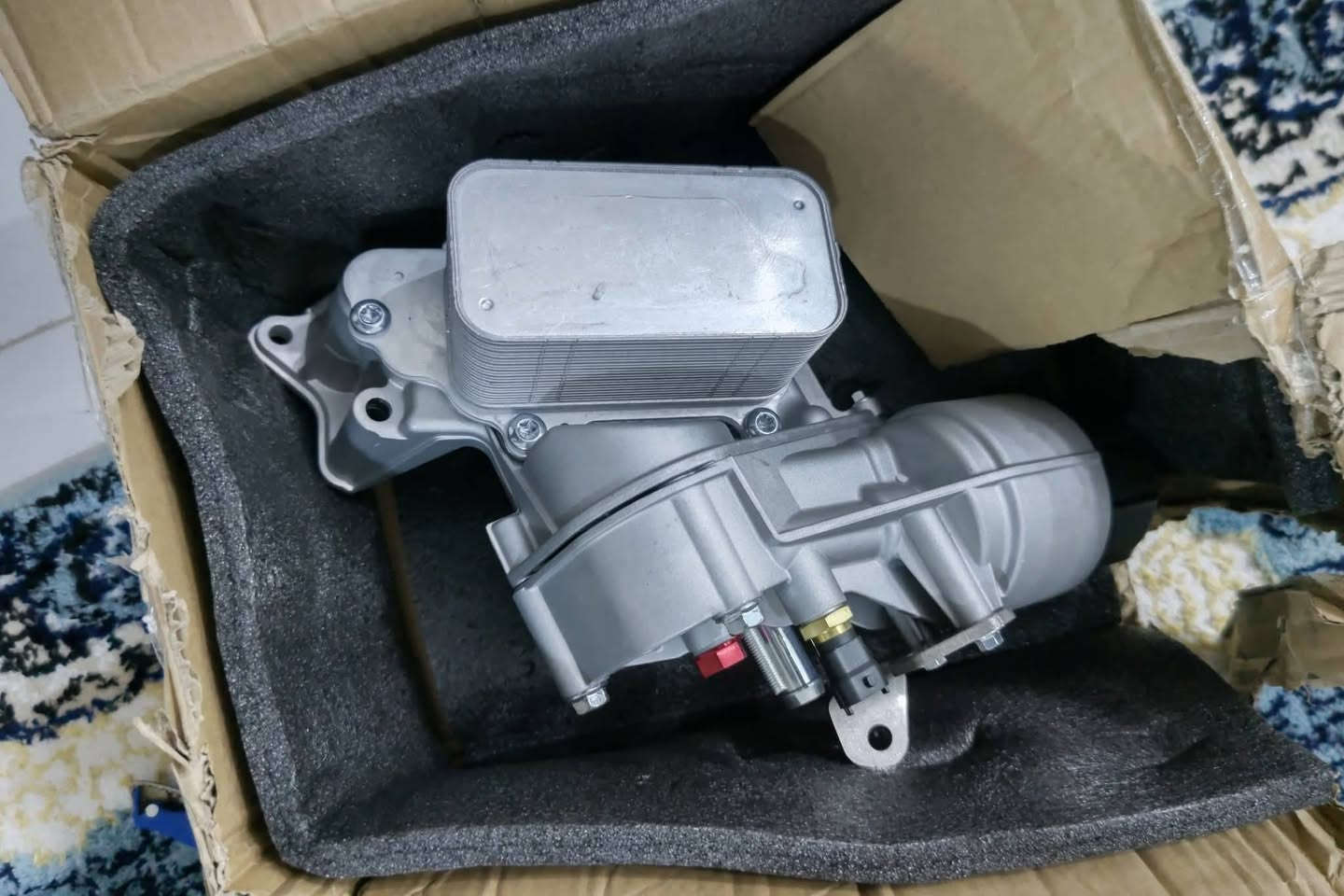 السلام عليكم ورحمة الله 
متوفر جديد

القطعة المعروضة في الصورة هي مجمع مبرد ومبيت فلتر زيت المحرك (Engine Oil Cooler & Filter Housing Assembly)، وهي مصممة خصيصاً لمحركات الديزل. 

 +1
تفاصيل القطعة:
الوظيفة: تعمل على تبريد زيت المحرك واحتواء فلتر الزيت لضمان تنقية الزيت وحماية المحرك من الحرارة الزائدة.
المادة: تتوفر هذه القطعة غالباً بإصدارات مطورة من الألومنيوم لزيادة المتانة ومقاومة الحرارة مقارنة بالقطع البلاستيكية الأصلية.
المحتويات: تشتمل عادةً على مبيت الفلتر، المبرد، حساسات، والغطاء الأسود للفلتر. 
التوافق مع السيارات:
تتوافق هذه القطعة بشكل أساسي مع الموديلات التالية:
جيب جراند شيروكي (Jeep Grand Cherokee): للموديلات من 2014 إلى 2019.
نوع المحرك: محركات 3.0L V6 Turbo Diesel.


**إذا كنت صاحب هذا الإعلان وتريد حذفه لأي سبب، رجاءا أرسل رسالة إلى الدعم الفني**