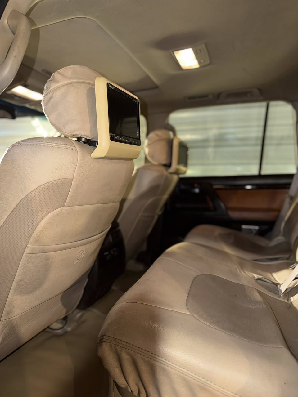 تحية طيبة 
لاندكروز 2010 
ماشيه 200.000K.m
بيهه بارد بسيط فقط 
رقم بغداد 
مكينه مفتوحه
السعر 275 وبيهه مجال 
العنوان بغداد 
الاستفسار ***********
