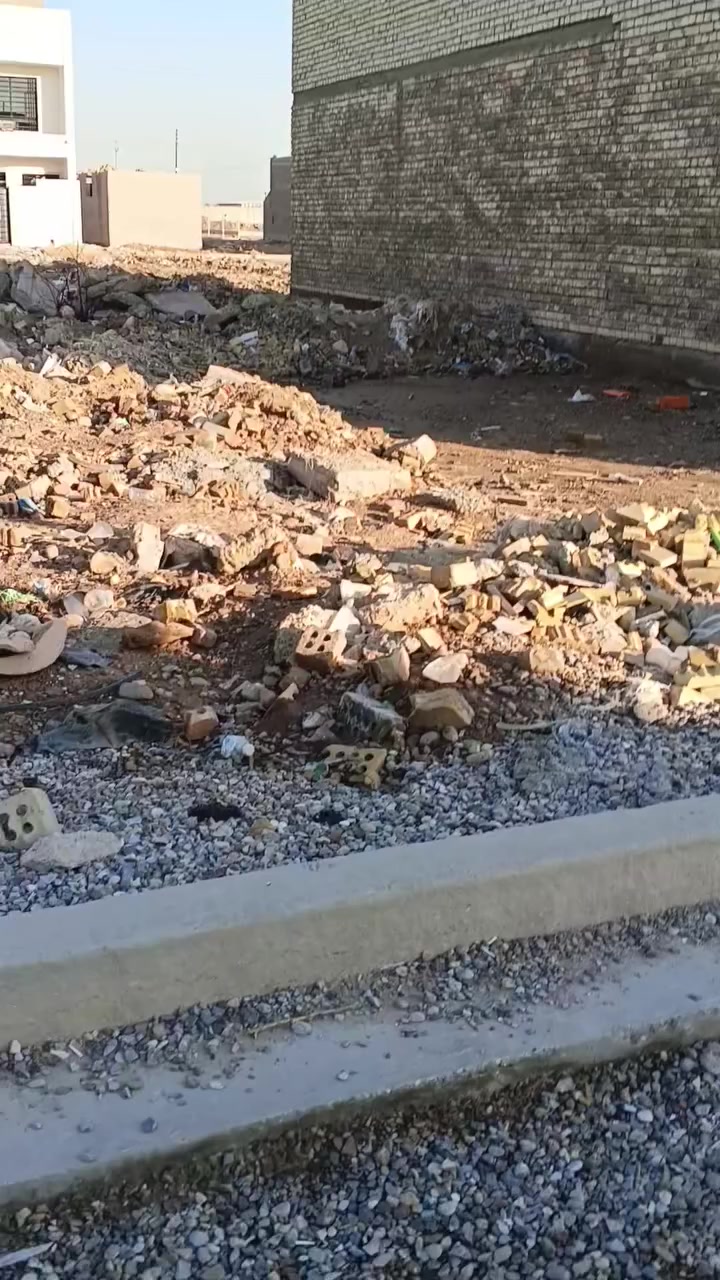 السلام عليكم كاع 200 متره للبيع برا ستميه وراء مجمع الزهور الاتصال على هذا الرقم ***********
