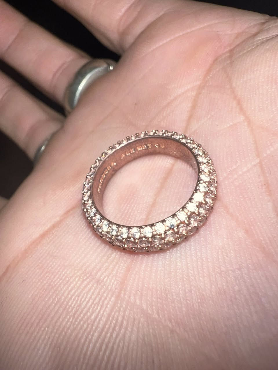 السلام عليكم للبيع خاتم نسائي ماركت بندوره مطلي ذهب وردي ***********
