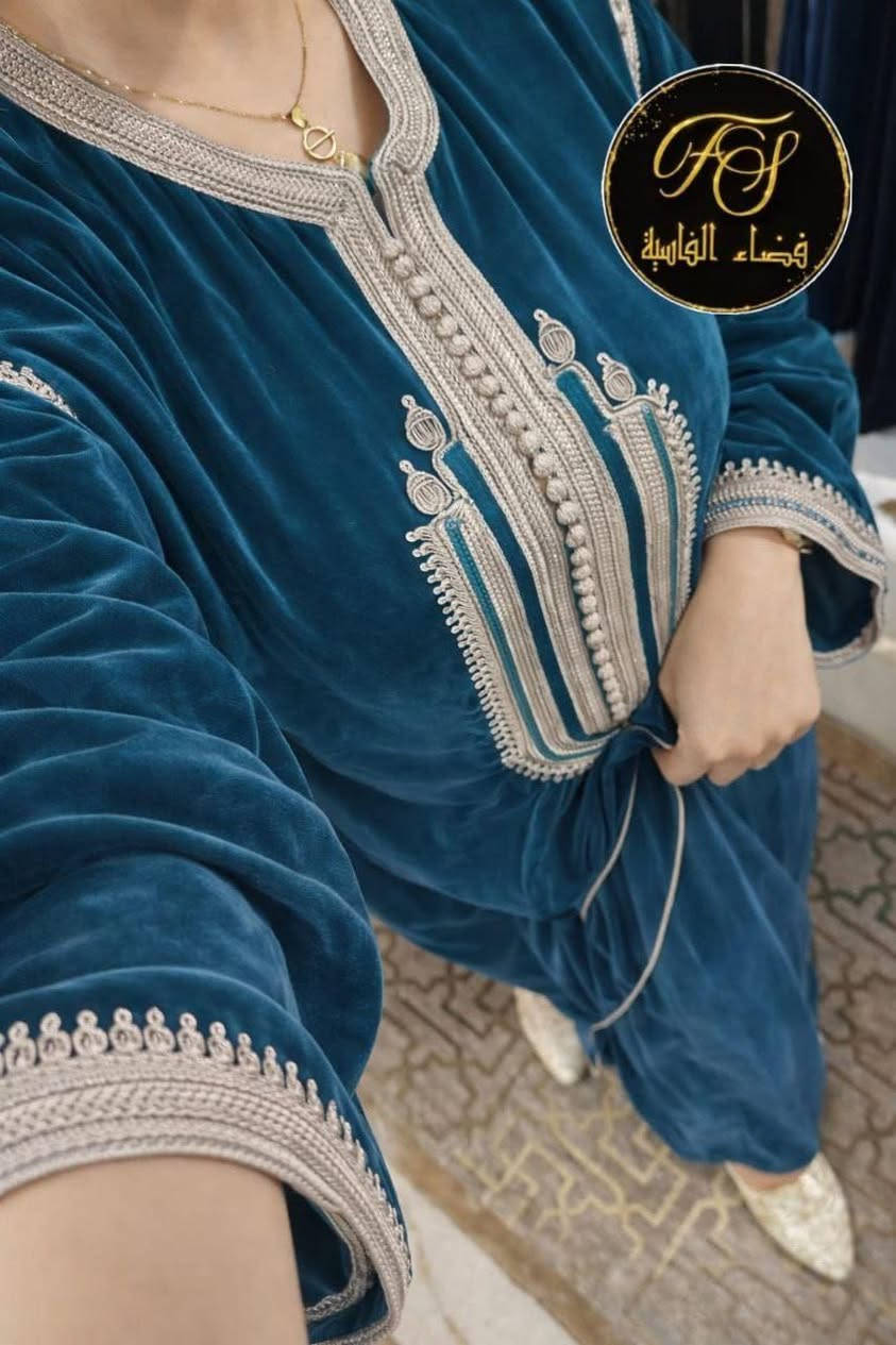 ✨ قفطان بلدي فاخر بمبرة تاج 1er qualité ✨
أناقة مغربية أصيلة وقمة الفخامة 👌🏻
قفطان مخدوم خدمة مثقونة، مطروز تطريز تقليدي راقي بسفيفة وعقاد 🪡
فصالة مخزانية بالكتاف طايحين كتعطيه طلة أنيقة وجذابة 🇲🇦
خامة ممتازة ولبسة مريحة، مناسب للأعراس والمناسبات واللمة الكبيرة 💃

📌 المقاس: m L XL XXL 3XL

كمية محدودة الناضور, المغرب


**إذا كنت صاحب هذا الإعلان وتريد حذفه لأي سبب، رجاءا أرسل رسالة إلى الدعم الفني**