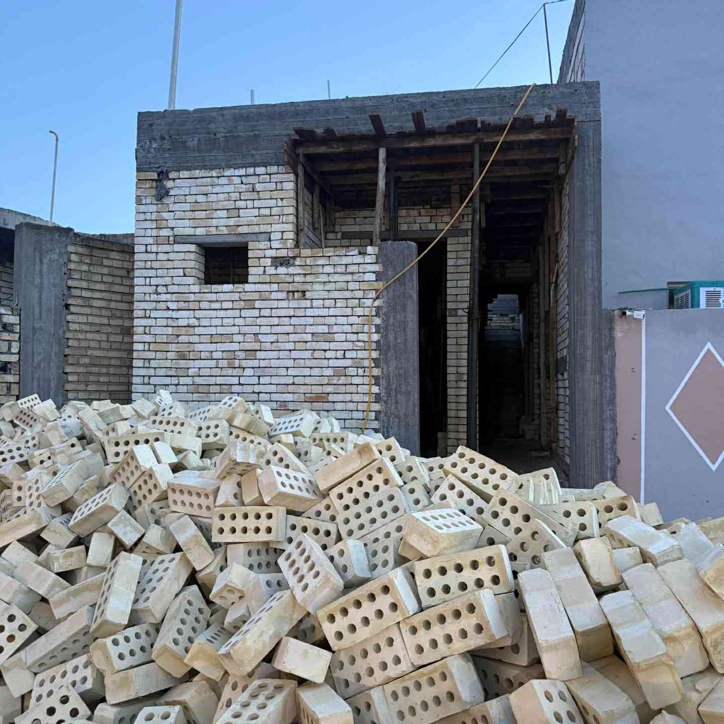 تصميم واجهة + طابق أول لمنزل منفذ بطابق واحد، تم تطويره ليكون طابقين بمساحة 100م² في النجف ✨  

الواجهة جاءت بطراز مودرن، مع دمج أنيق بين الصبغ ونوعين من البورسلين ليعطي تباين عصري ولمسة فخامة هادئة 👌  

تم التركيز على تحقيق توازن بين الشكل الجمالي والوظيفة العملية، بحيث يكون التصميم مريح للساكن ويعكس ذوق راقي بكل تفاصيله  

📍 لطلب التصاميم من كافة المحافظات:  
📞 واتساب: ***********  

📍 زورونا في بغداد – المنصور – شارع الرواد  
مقابل مول المنصور – بناية المنصور رويال – الطابق الثاني  
رقم المكتب C14 (مقابل المصعد)  

تصميم يجمع بين الوظيفة والجمال… وهذا هو الفرق الحقيقي 💡  

#تصميم_معماري #واجهات_مودرن #هندسة #تصاميم_بيوت #ديكور_منزلك
