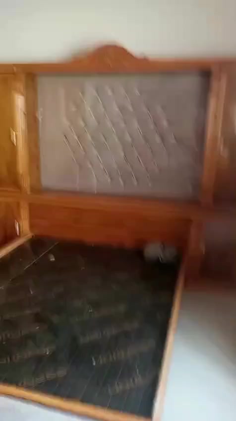 سلام عليكم اخوان غرفه خشب حطاطه كامله جديد ما مستعمل طبعن اني خذته ٣ مليون رايده 
مليون و ٨٠٠ ليريده مال مستعجل ***********
