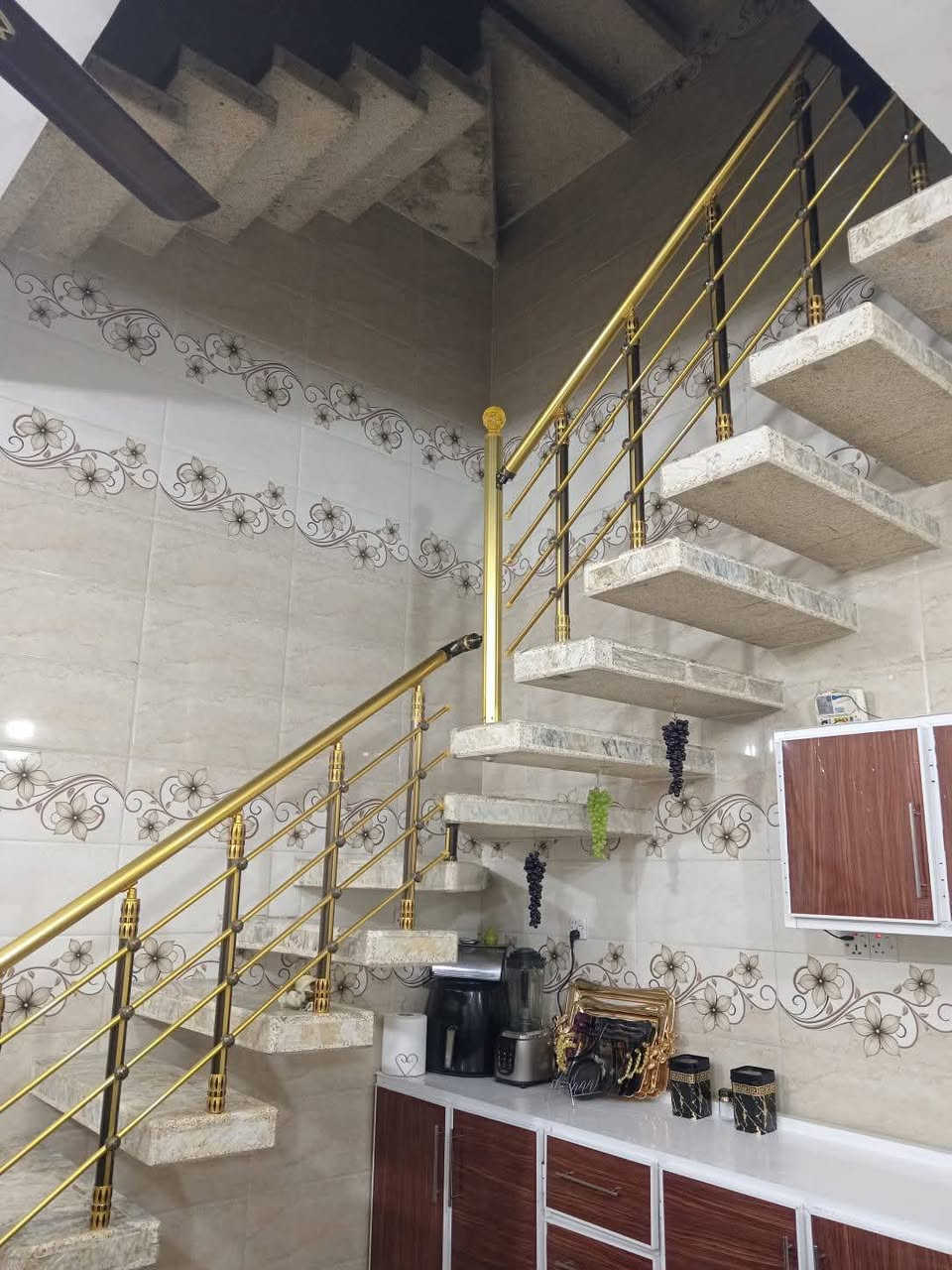 السلام عليكم دار للبيع مساحه ١٠٠م طابو صرف مسلح بناء حديث في الكماليه شارع المصرف طابقين يحتوي على استقبال صاله غرفة نوم خدمات والثاني غرفتين نوم مع خدمات السعر ١٦٢ مليون بي مجال المراجعه مع مكتب دلالية ابو فراس العتابي *********** وابو محمد الشمري ***********
