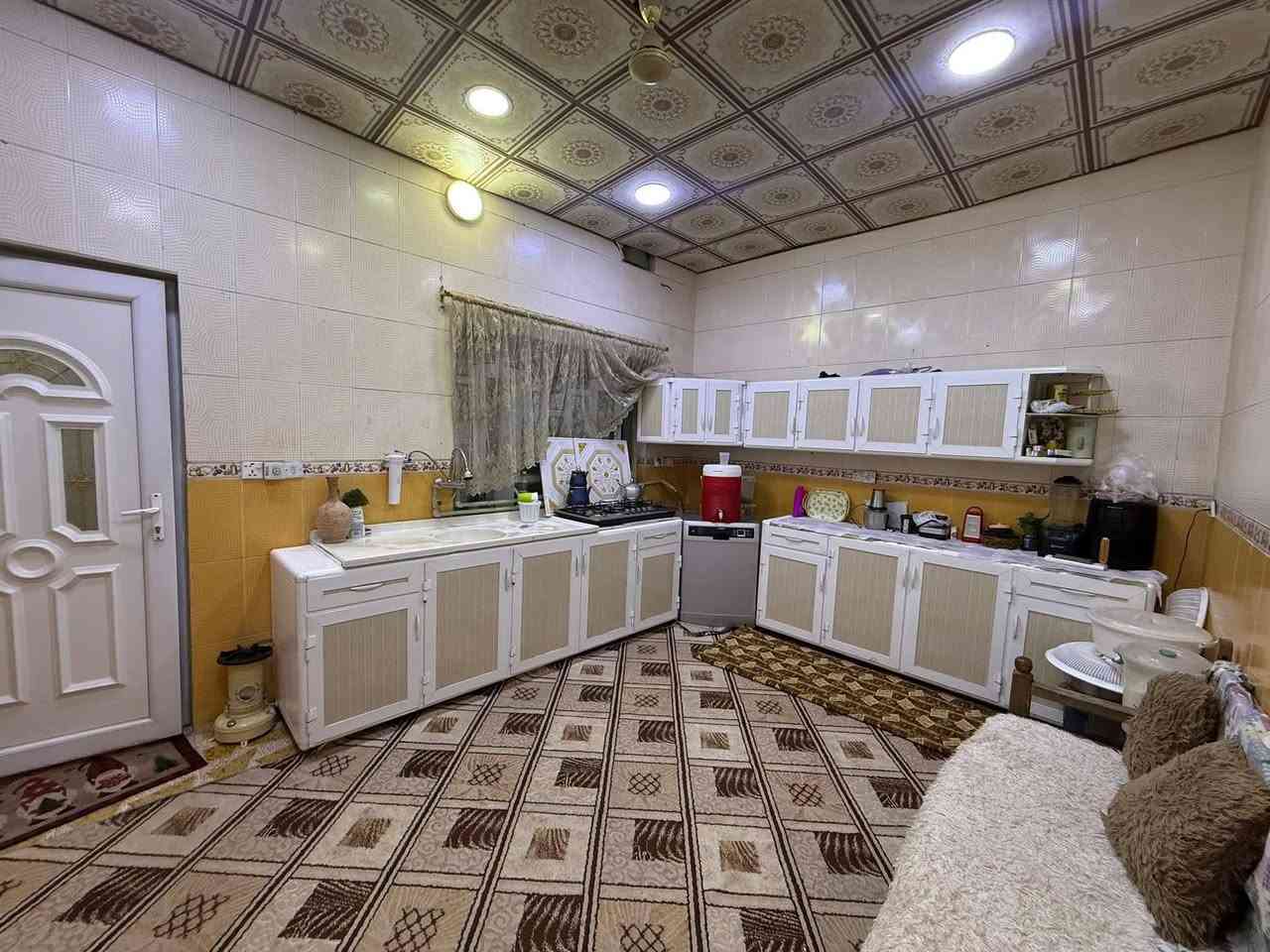 هذا البيت للبيع، يقع في منطقة شورجة، قريب من المدرسة والسوق، في زقاق أبو عبد الله (حجامە)، والبيت طابو رسمي. 200 متر يوجد غرفة إضافية وبِيتونة على السطح  السعر 155 ملیون ومجال. 

ڕقـم...👇

***********
