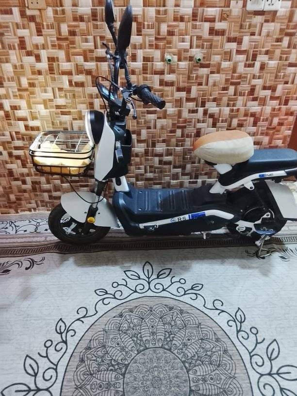 دراجه شحنRS للبيع موديل 2024السعر 225ألف و بيها مجال المكان بغداد الحسينيه مال الراشديه للتواصل ***********
