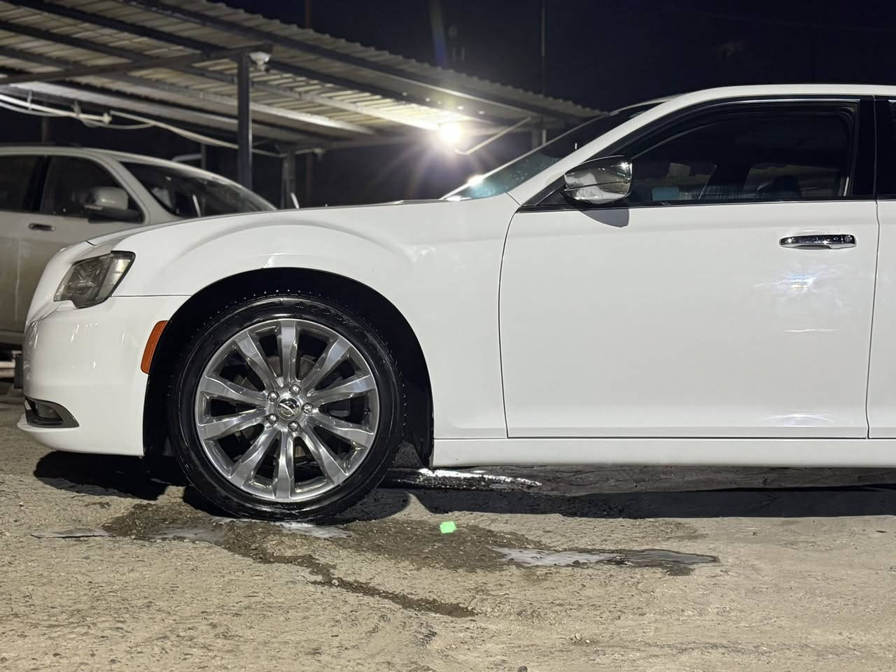 اوباما 2016 كندي ماشيه 160 
فول بانوراما تشغيل عل بعد  
بدون حادث داخله بدون ايرباك 
جاملغ الايمن صبغ سبب شخوط وهلال خلفي بارد كلش قليل السياره حجر صالنصه كواتم سيرفس ما مشتغل 
السعر 237 وبيه مجال 
مكاني بغداد 
***********
