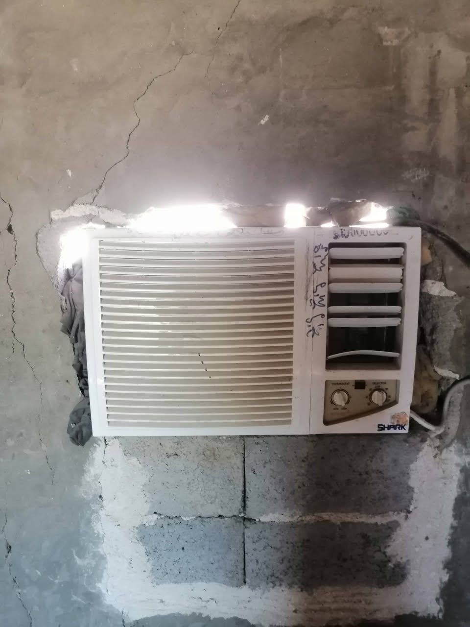 مكيفات العدد ٢ واحد طن ونص والثاني طنين شرط التبريد ماداخلات تصليح ***********
