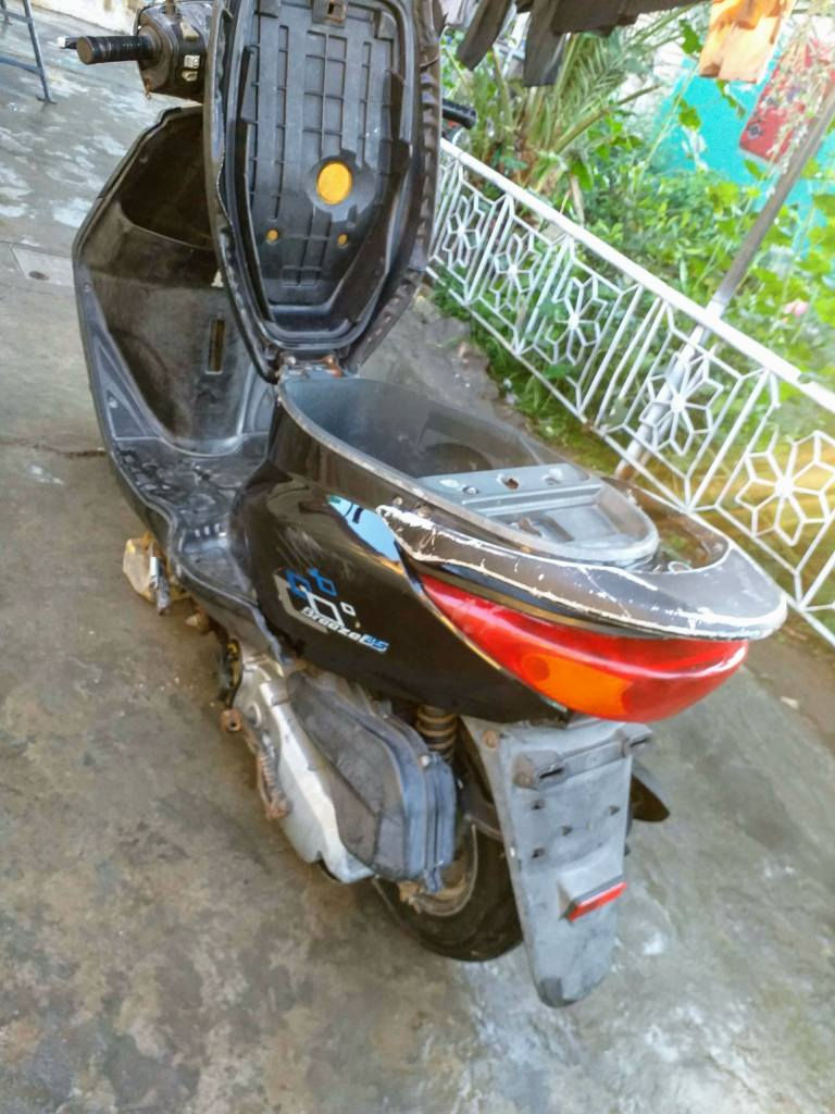 السلام عليكم دراجه بريز 140 ياباني نكره سلف وهندر مكينه مكفوله من تبخير نضوح صوت شلعه ومعدل شك الكاع  كفرات بلادي كهربائيات كلها شغاله هورن اشاير لايت عالي ناصي قفل ستيرن قفل جنطه كلها شغاله اوراقه موجود دراجه خير من الله كامله مكمله مابيه اي نقص السعر 400 وبيها مجال للشراي مكاني بغداد الامين الثانيه وهذا رقمي ***********
